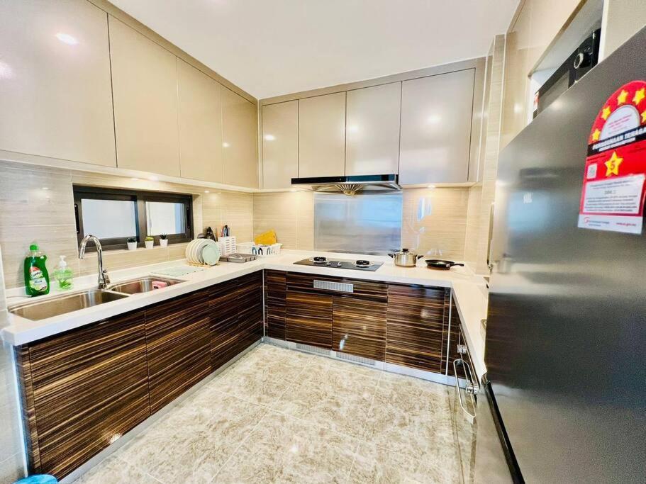 R&f Seine Region Family Seaview 4br 10-15pax Near R&f Mall Ciq Johor Bahru